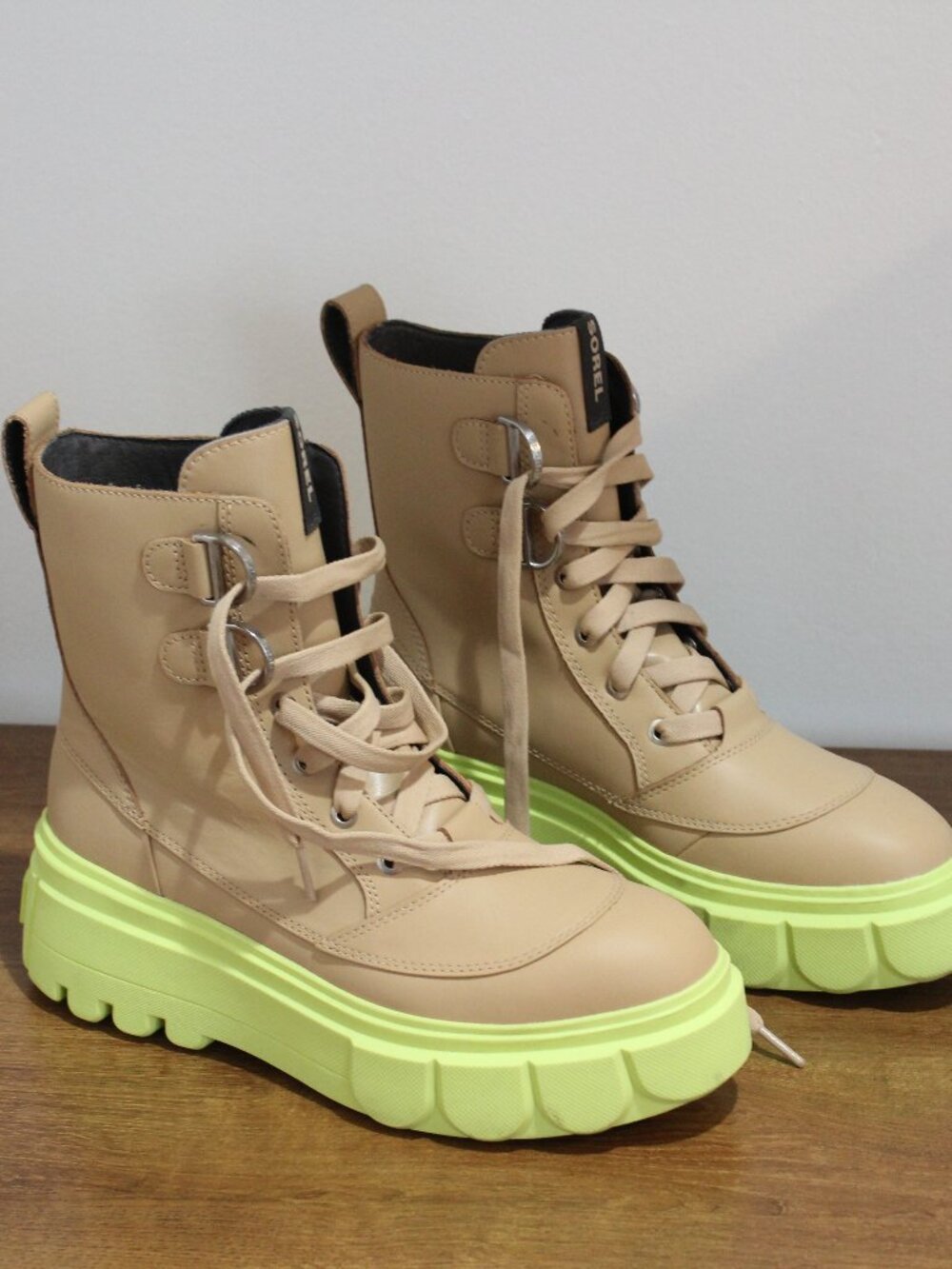 SOREL Caribou X Boot Lace Waterproof Tan Leather Neon Lime Green Sole Size 9
